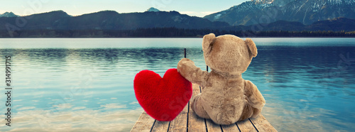 Cuadros en Lienzo Valentinsgeschenk - Teddy mit Herz am Steg