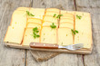 © ALF photo - tranches de fromage à raclette sur une planche à découper