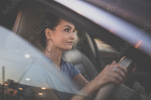 Fotografía Pretty, young woman driving a car -Invitation to travel