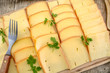 tranches de fromage à raclette sur une planche à découper