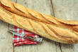 baguette de pain sur une table en bois