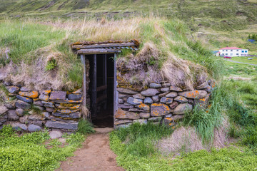 Canvas Print - Traditional turf shelter for sheeps in historic farm Hjardarhagi, Iceland