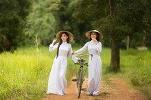 Vietnamese Women Beautiful, Walking Along The Gravel Road, On Either Side Of The Meadow.