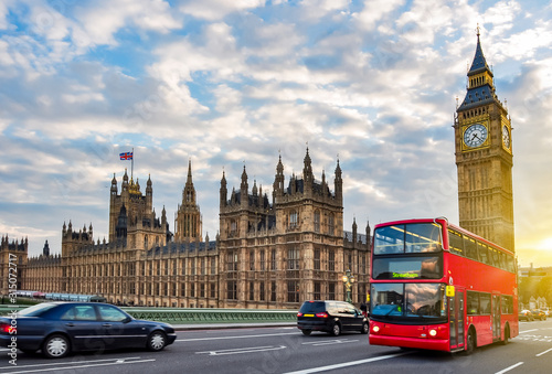 Fotografía Houses of Parliament with Big Ben and double-decker bus on Westminster bridge at