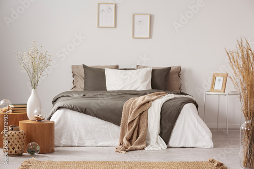 Cuadros en Lienzo Spacious bedroom interior in beige and olive colour