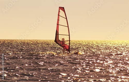 Plakaty Windsurfing  windsurfing-o-zachodzie-slonca-nad-morzem