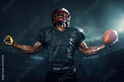 Fotografía Muscular football player cheering