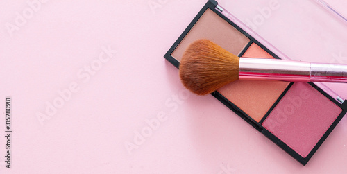Fotografía Blush compact pallete kit against pink background, copy space