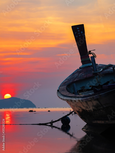 Cuadros en Lienzo Traditional long-tail boat on the beach in Thailand