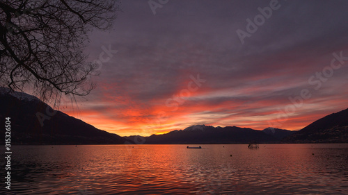 Favoloso Tramonto Sul Lago Con Panoramica Del Cielo Con Nuvole Gialle Arancioni E Rosse E Bagliori Dorati Buy This Stock Photo And Explore Similar Images At Adobe Stock Adobe Stock