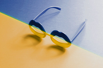 Canvas Print - Lip shape glasses in yellow blue duotone gradient with glitch.