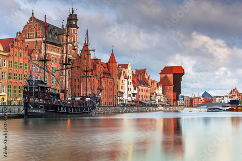 Plakat Gdańsk   piekne-krajobrazy-starego-miasta-w-gdansku-nad-motlawa-o-swicie-polska