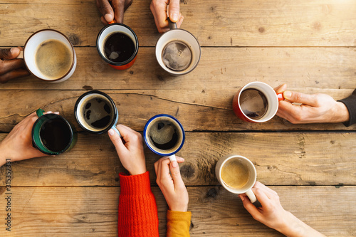 Cuadros en Lienzo Friends group drinking coffee and cappuccino in a bar or restaurant - People han