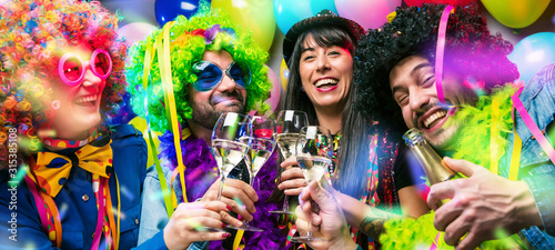 Fotomural Glückliche Party Freunde feiern karneval und stoßen mit Sekt an.