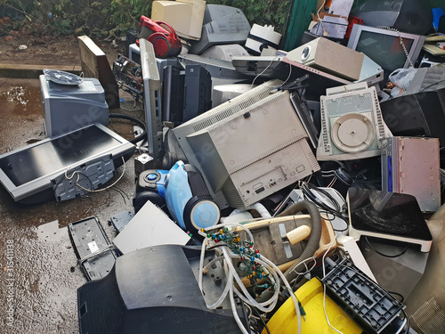 Cuadros en Lienzo Pile of used electronic and housewares waste