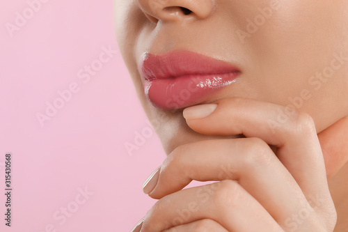 Fotomural Young woman with beautiful full lips on pink background, closeup