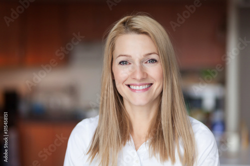 Photographie Close up Of A Smiling Caucasien blond woman in the kitchen at home