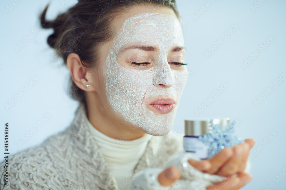 housewife with facial mask blowing air kiss to cosmetic jar - obrazy, fototapety, plakaty 