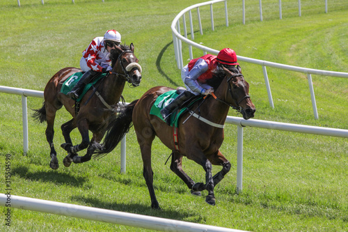 Fotomural Two race horses and jockeys competing