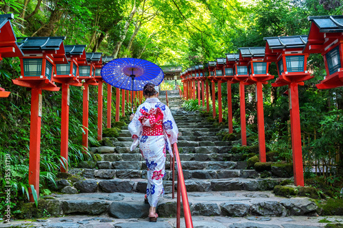 Cuadros en Lienzo Asian woman wearing japanese traditional kimono at Kifune Shrine in Kyoto, Japan