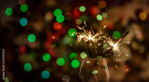 Fotografía Burning sparklers in a glass and bokeh orbs background