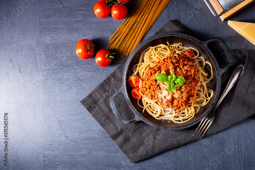 Cuadros en Lienzo wholegrain spaghetti with tomato sauce and minced meat