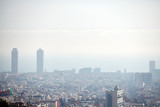 Fototapeta Londyn - Vista de Barcelona en medio de la contaminación