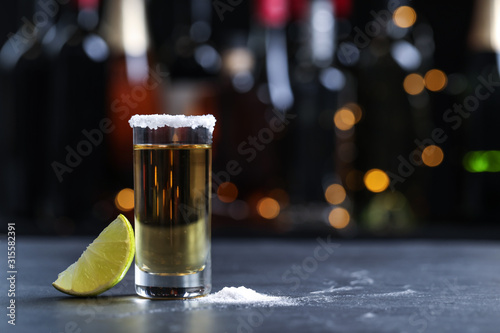 Fotografía Mexican Tequila shot with lime and salt on bar counter