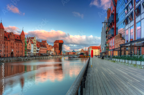 Plakat Gdańsk   piekne-krajobrazy-starego-miasta-w-gdansku-nad-motlawa-o-wschodzie-slonca-polska