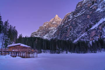 Lago innevato tra le montagne