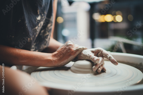 Fotografía Side View of Young Creative Girl Student Makes her First Vase in a Pottery Class