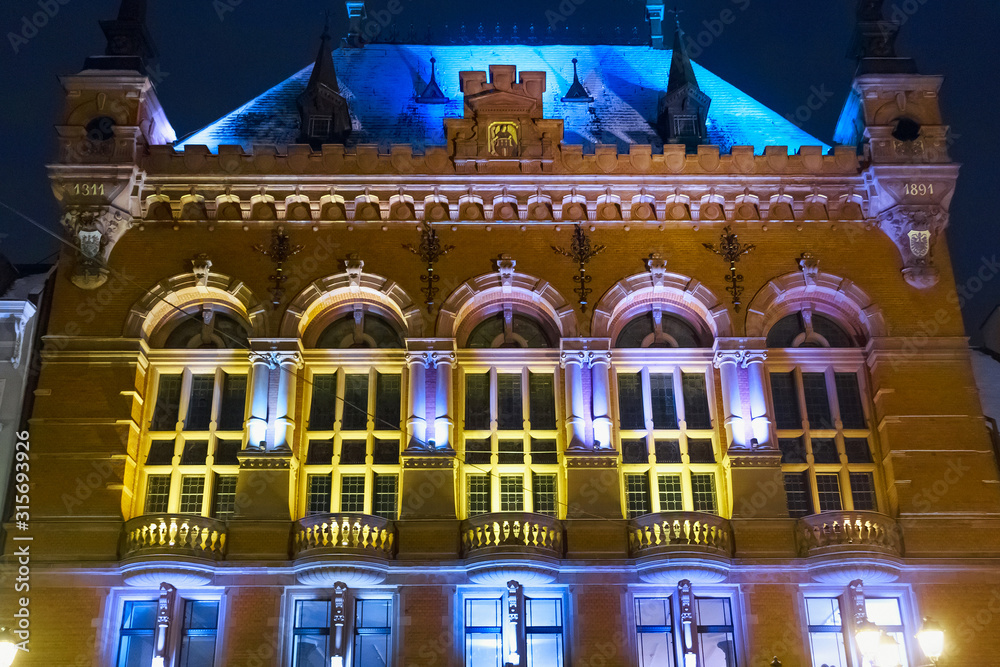 Night winter view of the Artus Court in Torun, Poland. The building was designed by Rudolph Schmidt in neo-renaissance and historicism styles and built between 1889 and 1891. - obrazy, fototapety, plakaty 