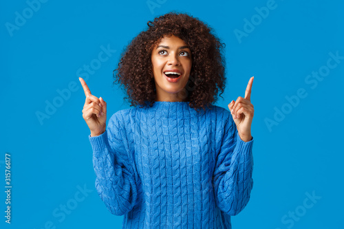 Fotografía Cheerful amused african-american girl celebrating with friends new year, happy h