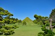 富士山を模した芝山がある日本庭園の情景