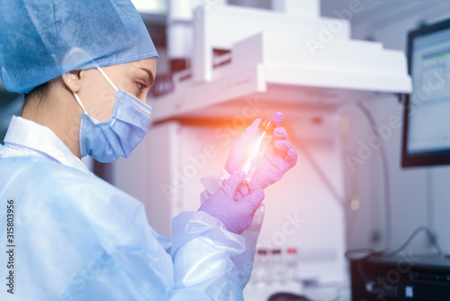 Fotografía Female scientist looking at the scientific sample in the CDC laboratory