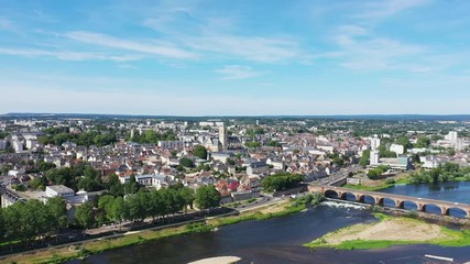 Canvas Print - Vue large en rotation de la Loire et de Nevers avec son pont de Loire	