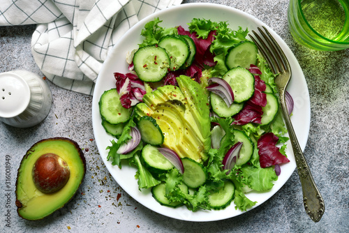 Fotografía Fresh vegetable salad with avocado and cucumber