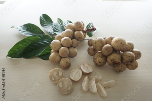 ランサー Langsat Lansium Domestic フルーツ マレーシア 南国の果物 ランサ 果物 新鮮 茶色 ドゥクと類似 マレーシアの果物 甘い果物 ライチと類似 マーケット 茶色 自然 Fotografiya Stock Adobe Stock