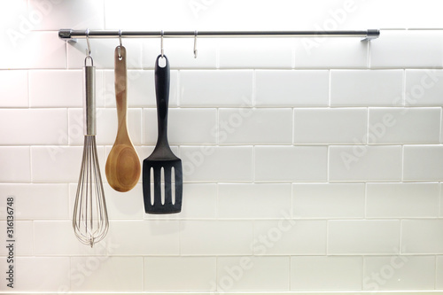 Fotografía Set of kitchen utensils hanging on wall