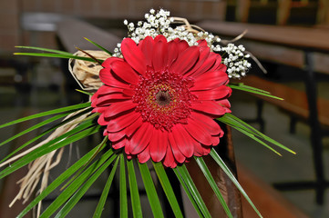 Adorno con flor de gerbera color roja