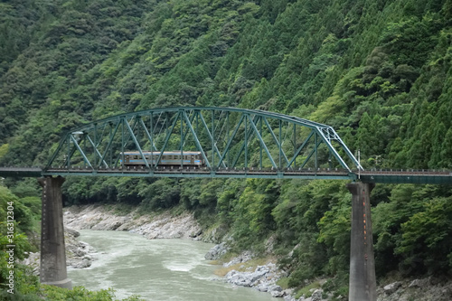 第二吉野川橋梁を渡る普通列車 Stock Photo Adobe Stock 第二吉野川橋梁を渡る普通列車 Stock Photo Adobe Stock