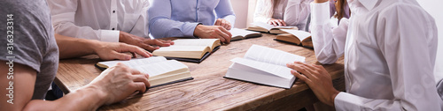 Fotografía Group Of Young Multiethnic People Reading Bible