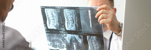 Fotografía Doctor hold xray bone spine radiography in hand