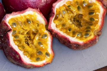 Fruit de la passion, maracuja coupé en deux, en gros plan