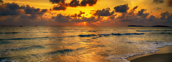 Wall Mural - sun rays sunset sea