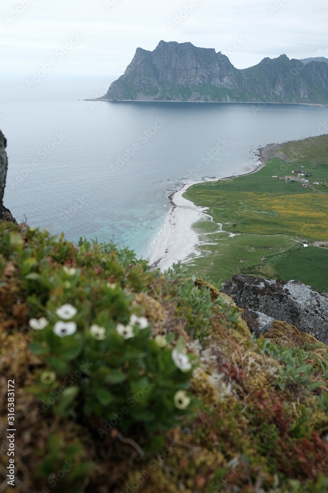 natural-photo-of-haukland-beach-uttakleiv-beach-mannen-mountain-from