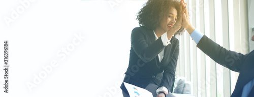 Fotografía Happy colleague African woman and Hispanic man consulting work with positive att