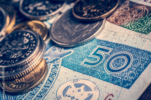 Photographie 50 zloty bill with coins