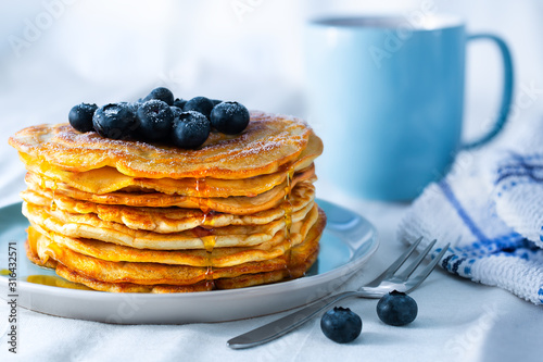 Fotomural American style pancakes with maple syrup and blueberries