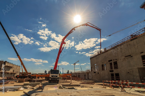 Photographie concrete pump building under construction
